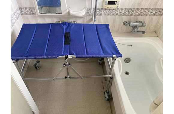 お風呂ベッド らくシャワー｜入浴補助用具（トイレチェア・シャワー 